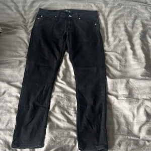 Svarta skinny jeans Only & Sons - Svarta skinny jeans från Only & Sons, modell Warp Skinny. Klassisk femficksdesign med smal passform och snyggt svart tyg. Perfekta för dig som gillar en tajt siluett och stilren look.