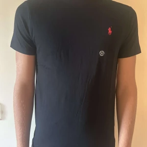 Ralph Lauren T-Shirt ÄKTA - Bland dem mest populäraste t-shirtsen som finns just nu och utöver de helt oanvänd. Riktigt skön och ett material som är värt pengarna. Har två identiska t-shirts som antingen kan säljas tillsammans eller separat. Tröjorna finns i Göteborg men kan såklart fraktas. Mvh Anton