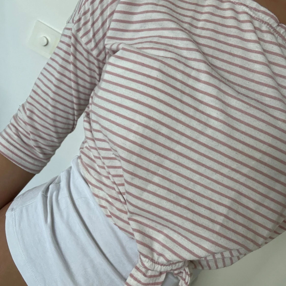 Randig rosa och vit tröja med knyt