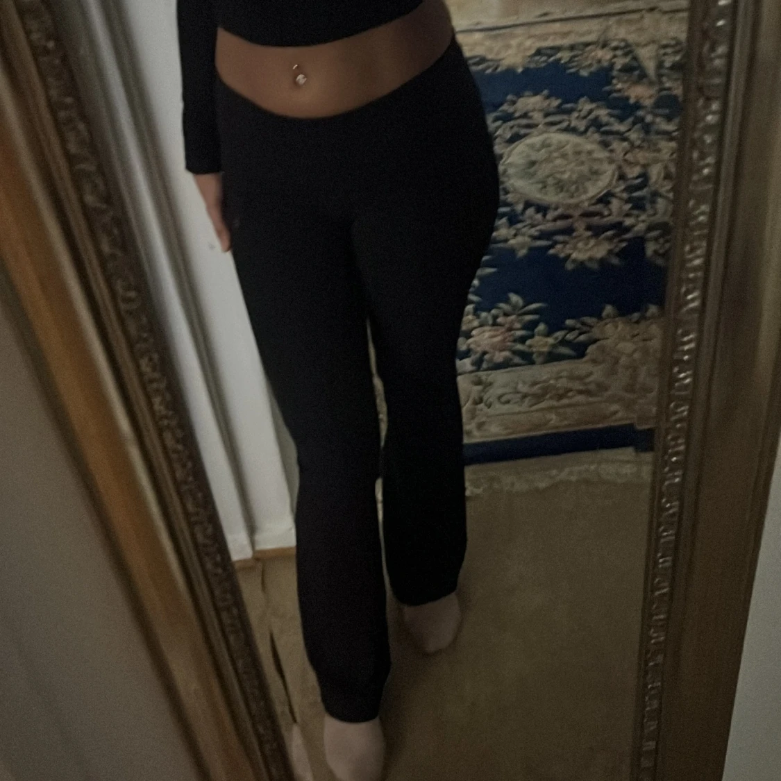 Svarta bootcut byxor med hög midja