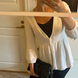 Vit kofta - Vit kofta i bra skick. Märket är Lindex. 🥰