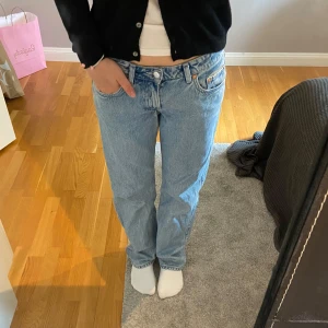 Weekday ljusblå jeans straight fit - Säljer ett par weekday jeans i ljusblå tvätt. Jeansen har rak passform, låg midja och fem fickor. Använda fåtal gånger och är alltså i mycket bra skick. 🩷 