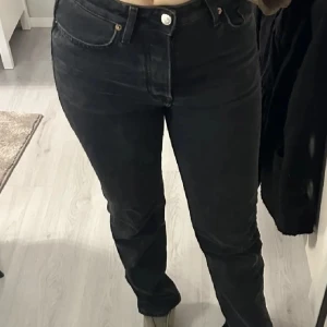 Svarta jeans - Säljer ett par svarta jeans som jag köpt härifrån. Passade ej så säljer vidare dom. Pris kan diskuteras 