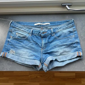 Blå low rise jeansshorts  - Snygga blå jeansshorts! Är i storlek 38 men passar 36
