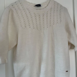 Vit stickad tröja Holly & Whyte - Supersöt vit stickad tröja från Holly & Whyte med snyggt hålmönster upptill i storlek s/xs. Aldrig använd eftersom att lappen är kvar 