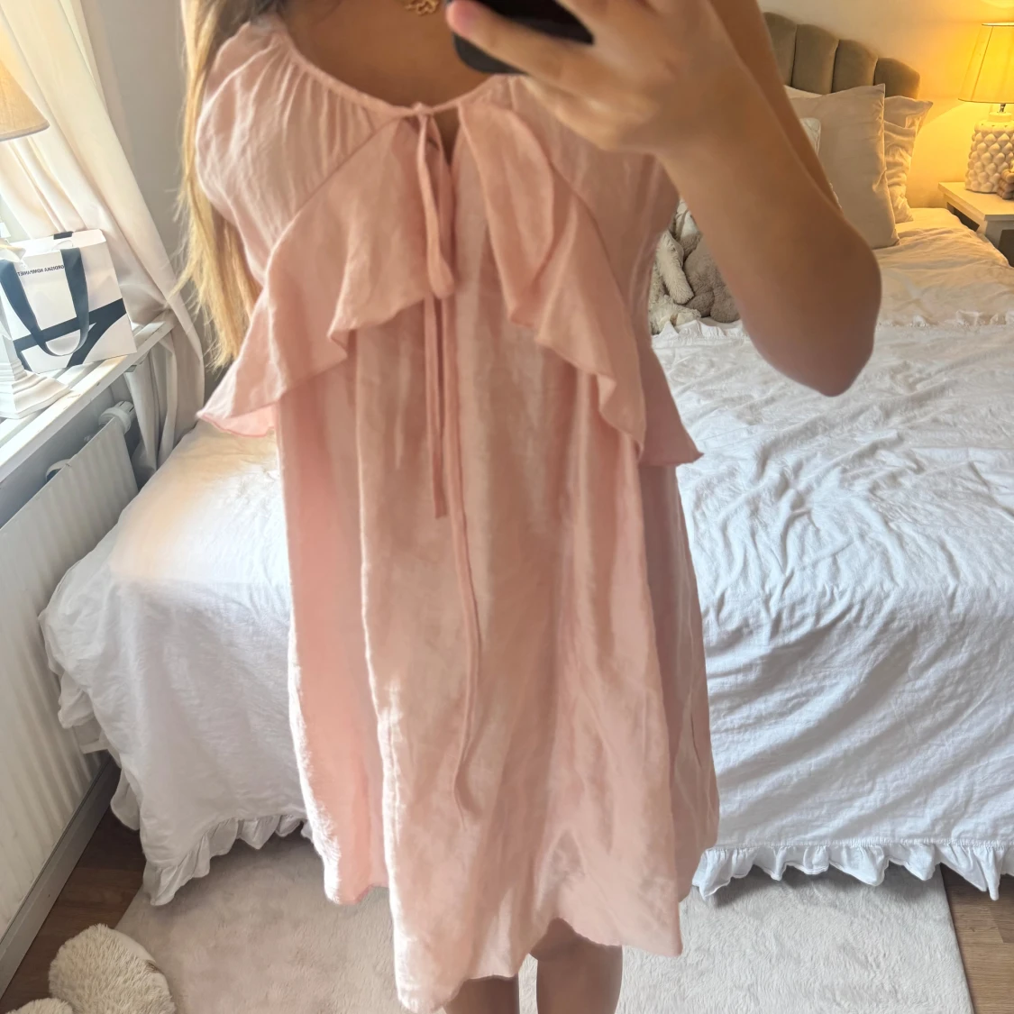 Ljusrosa klänning med volang - 2