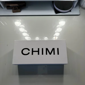 Gröna transparenta solglasögon från CHIMI - Snygga solglasögon från CHIMI med transparent grönt båge och runda linser i matchande grön ton. Klassisk och stilren design med coola detaljer på skalmarna. Kommer med originalbox, fodral och putsduk. Perfekta för att lyfta din look i sommar. Inga defekter, använda max tre gånger.(priset kan sänkas)