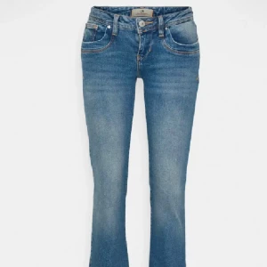 Blå bootcut jeans från LTB - Säljer ett par klassiska blå jeans från LTB med bootcut passform. Jeansen har normal midja, fem fickor och snygga slitningar för en avslappnad look. Tillverkade i mjukt denimtyg med lite stretch för extra komfort.