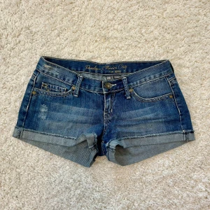 Low waist jeansshorts  - Snygga blå jeansshorts från Penelope & Monica Cruz for MNG. Sitter Low waist och i storlek S. 