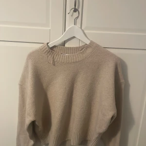 Beige stickad tröja från Zara XS - Mysig beige stickad tröja från Zara i storlek XS. Tröjan har rund halsringning, ribbade muddar och en loose passform. Perfekt för lager-på-lager och chill höst- eller vinterstil. Perfekt till hösten 🍂 