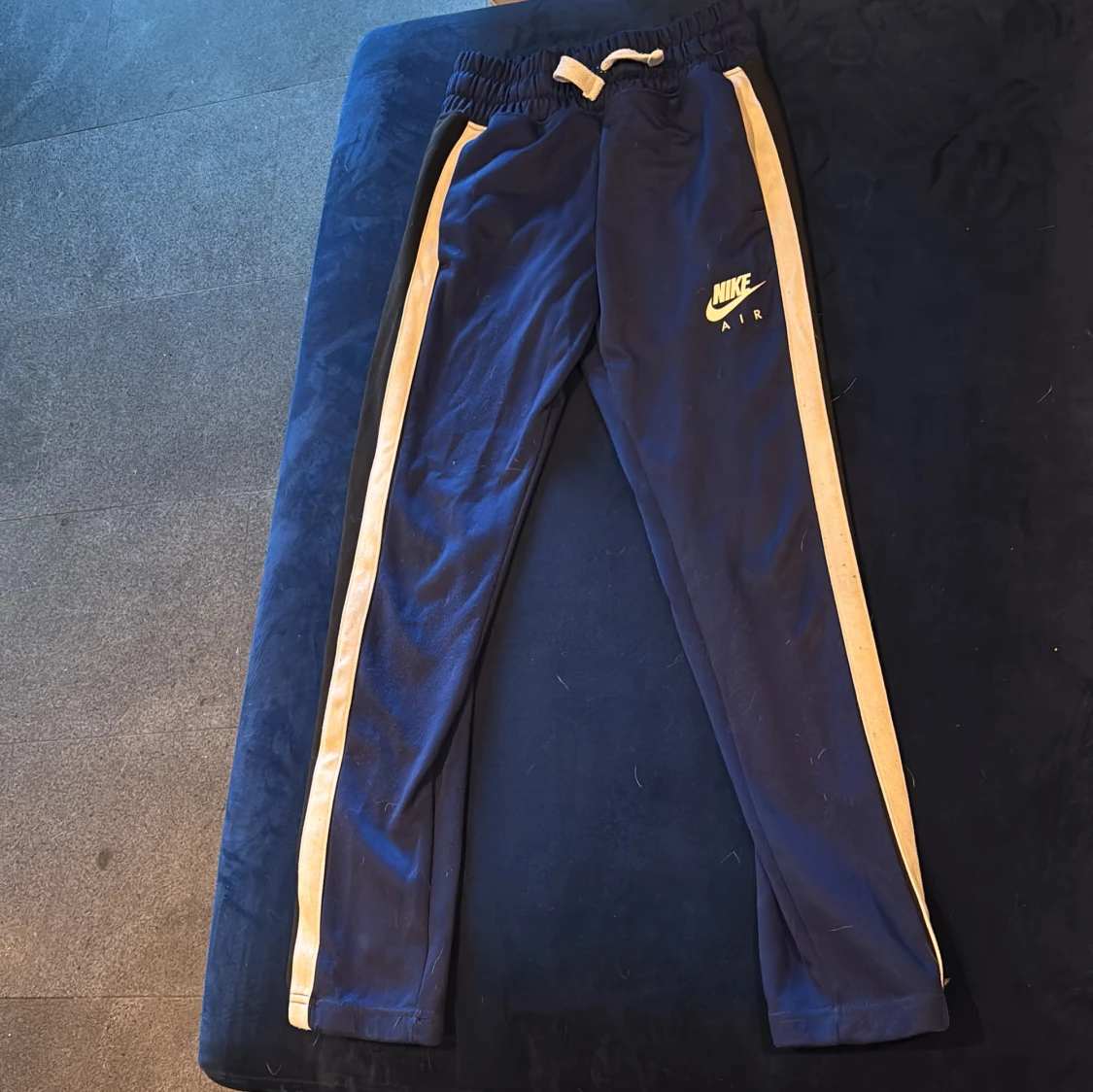 Nike Air blå mjukisbyxor med vita och svarta  ränder