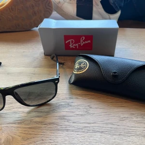 Svarta Ray-Ban Boyfriends - Rayban boyfriends Svarta [Storlek 60] helt nya Allt og följer med förutom kvitto 