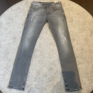Dondup George Jeans - Tja! Säljer dessa sjukt goa o helt nya Dondup George Jeansen! Storlek 31 Skick 10/10  Nypris: ca 3000  Säljer: för 999  Dom är Destroyed från fabrik!