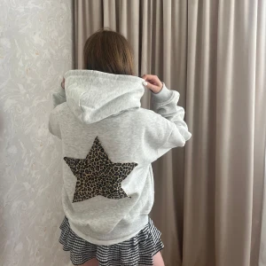 Vår modell ”Stella”💗🌟 - Supermjuk ljusgrå hoodie med cool leopard stjärna på ryggen! Oversized passform och breda muddar vid ärmslut och nederkant. Perfekt för dig som vill ha en mysig o häftig hoodie nu till lite kyligare sommarkvällar!