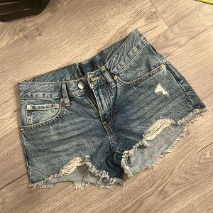 blåa jeanshorts - jättesnygga men förstora för mig, storlek xxs men passar även xs, helt nya och oanvända💘