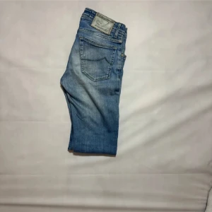 Jacob Cohën jeans - Cohën jeans i storlek W30 modell på bilden 180 65kg // modell 622 sitter slimfit, halsduk följer med! 😁