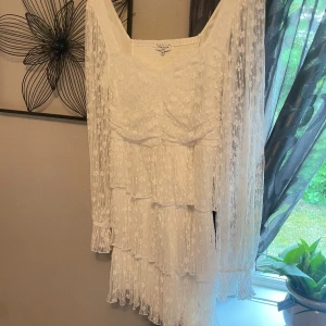 Vit klänning  - Superfin vit klänning med lite spets volanger. Använd endast en gång! Inga skador/fläckar!💓nypris 900kr 