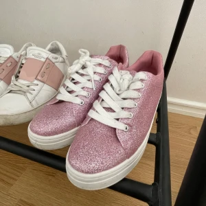 Skor - As coola glittriga skor som tyvärr var för stora för mig, de användes två gånger så de är i mycket fint skick! Självklart tvättar jag dom innan de skickas 🩷 storlek 40 och lite högre sula! Köpta på Ullared 