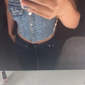 Svarta jeans - Svarta jeans från lager 157( bootcut  & XS)💕Tyvärr passar dem inte mig längre💕 Skriv på dm om du har några frågor💕Priset kan alltid diskuteras😇💕