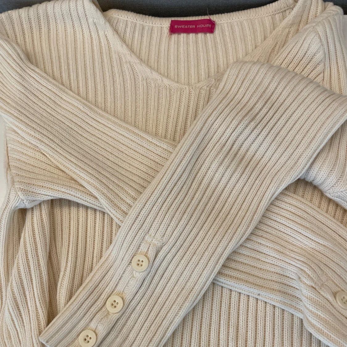 Ribbstickad beige tröja Sweater House - 3