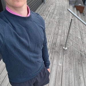 Mörkblå basic sweatshirt  - En stilren mörkblå sweatshirt från  med rund halsringning och långa ärmar. Perfekt för en chill och enkel look.