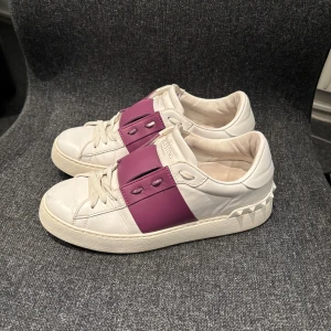 Valentino skor - Valentino ”open” i lila färg. Dam storlek 36. Fint skick, lite crease. Väldigt efterfrågad modelll. Skriv för mer bilder/info. Nypris ca 7000 :-❤️