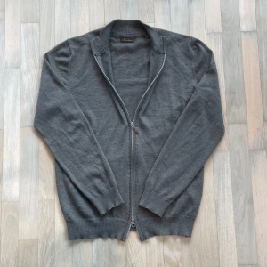 Stenströms fullzip - Snygg grå fullzip kofta från Stenströms i 100% merino. Tröjan är i extremt bra skick. Nypris 3500kr. Tag samt kvitto tillkommer vid köp. Pris kan diskuteras