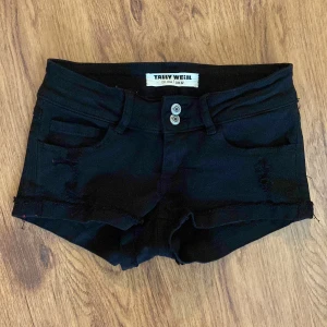 Svarta jeansshorts från Tally Weijl - Svarta jeansshorts från Tally Weijl med väldigt låg midja. Väldigt fint skick. 🩷