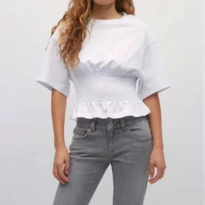 Vit blus - Säljer min jättefina blus ifrån gina. Säljer på grund av att den inte kommer till använding. Skriv vid intresse!💞