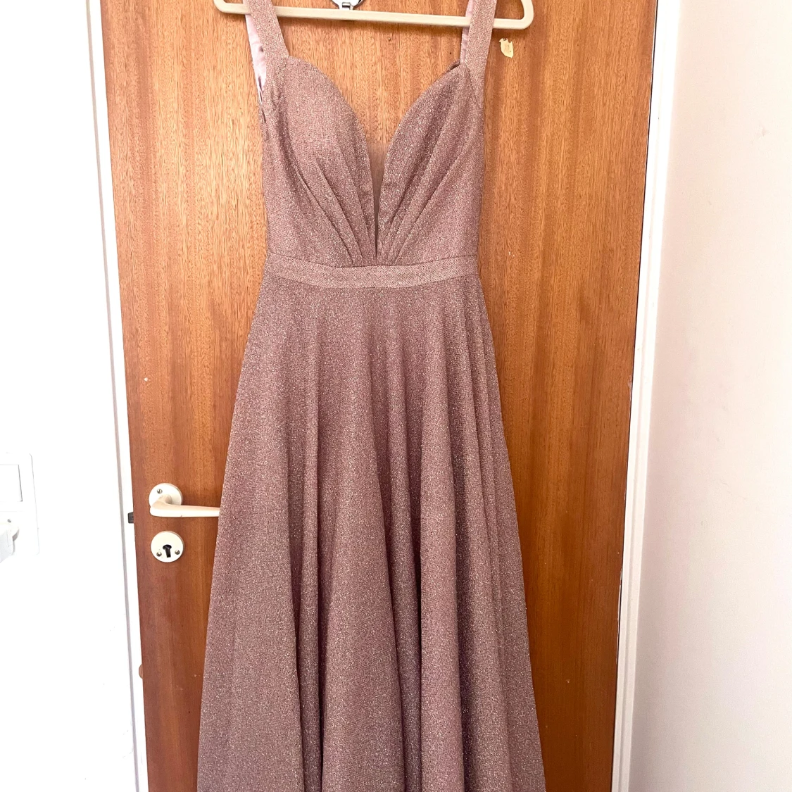 Glittrig champagnefärgad långklänning