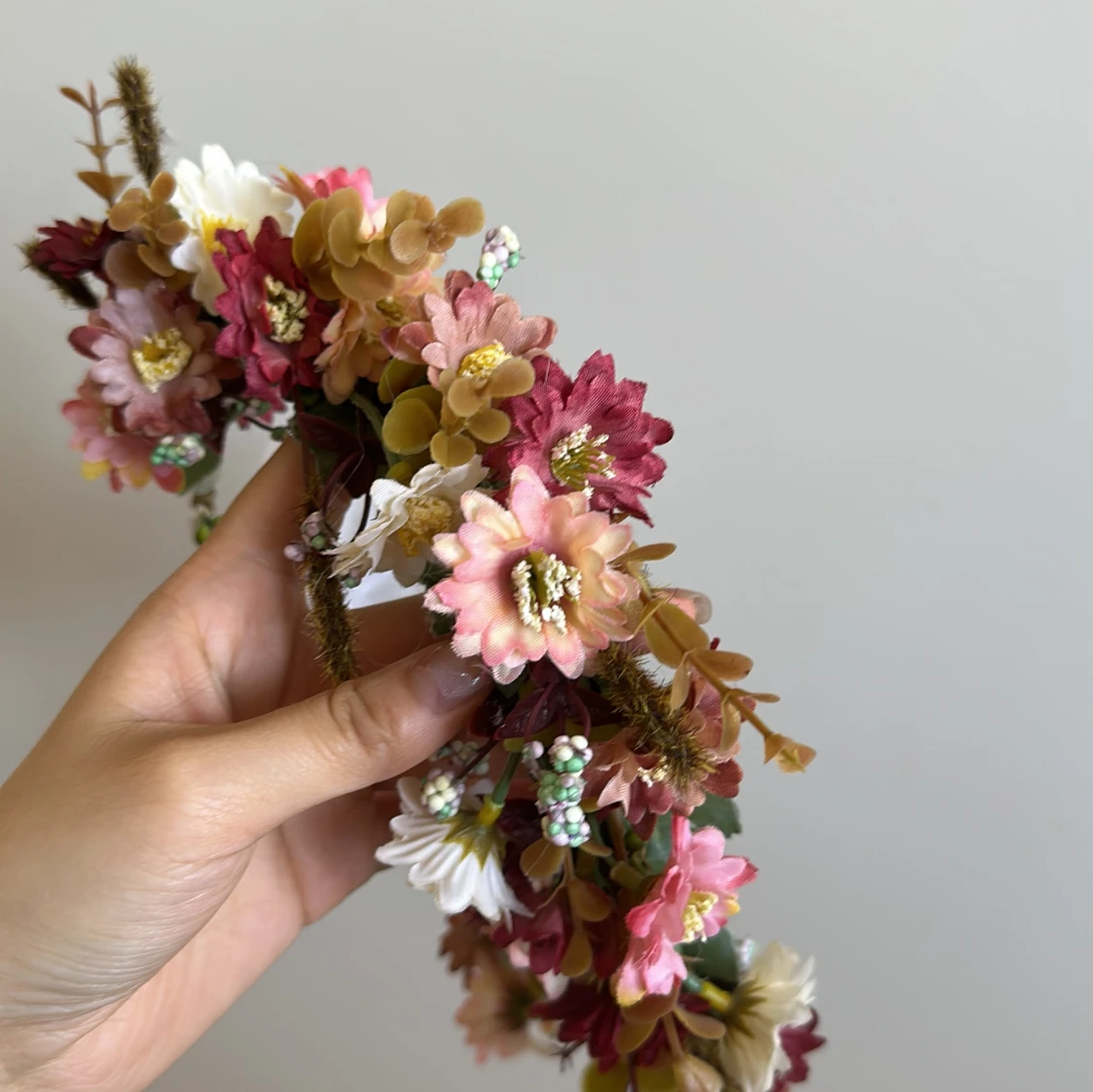 Blommigt diadem med vinröda och rosa blommor - 1