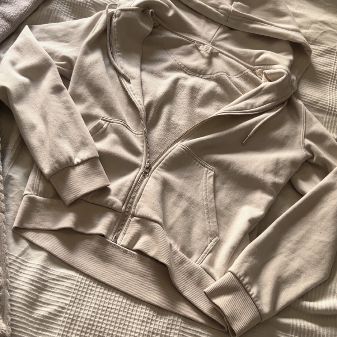 Beige/vit  hoodie med dragkedja XS