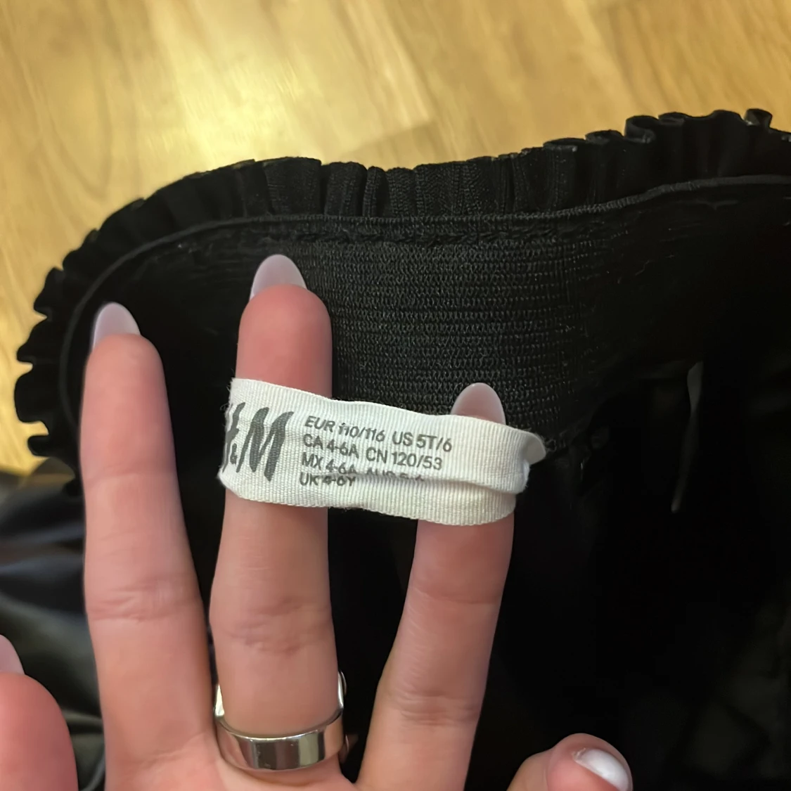 Svart kort kjol i skinnimitation H&M - 3