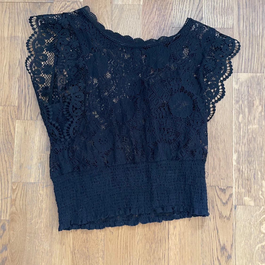 Söt svart spetstopp - 1