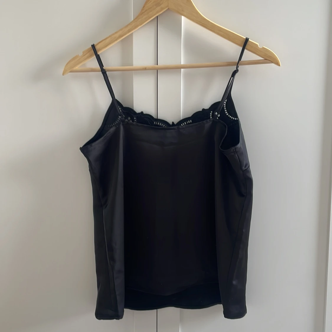 Svart silkeslinne med spets från H&M - 1