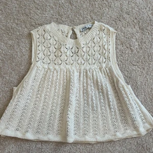 Beige stickad blus från Zara - Supersöt beige stickad blus från Zara.