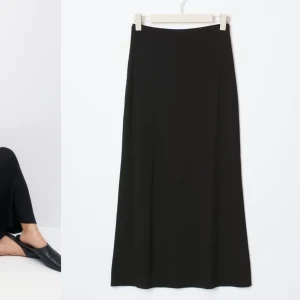 Svart långkjol i mjukt material - Svart lång kjol från Gina tricot. Inte använd mycket. 