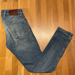 Replay jeans - Säljer dessa sjukt feta jeans från Replay | Storlek: W27 L30 | Fint skick med snygga slitningar | Kom PM för fler frågor📩