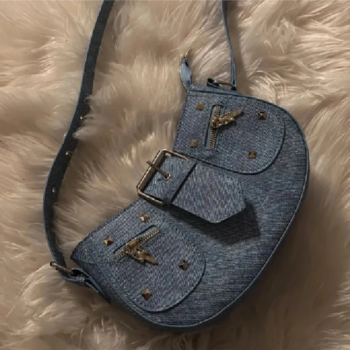 Blå jeans axelväska med nitar - 1