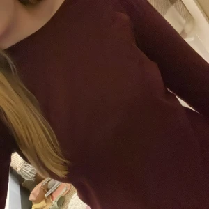 Mörkröd långärmad tröja från Cubus - En basic långärmad tröja från Cubus i en snygg mörkröd vinröd färg. Tröjan har rund halsringning och är tillverkad i mjuk bomull, perfekt för lager-på-lager eller som den är. Enkel och stilren modell som funkar till det mesta.