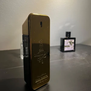 1 Million parfym från Paco Rabanne - 1 Million från Paco Rabanne är en ikonisk herrparfym i en lyxig, guldig rektangulär flaska som påminner om en guldtacka. Doften är känd för sina varma, kryddiga och fräscha toner. Perfekt för dig som vill sticka ut med en exklusiv känsla. 35 ml kvar