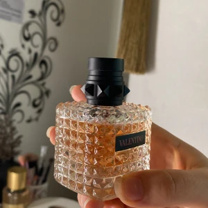Valentino coral fantasy parfym - Säljer nu eftersom den inte längre kommer till användning. Den är 30 ml och har endast använts ett par gånger.