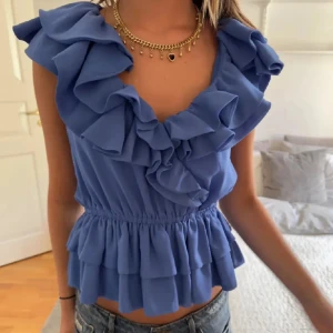 Volangtopp - Snyggaste volangtoppen🥰🥰💕💕 Står ingen storlek men tror det är 36/S🥰 Först 2 bilderna är lånade❤️