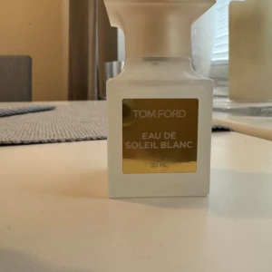 Tom Ford eau de soleil Blanc  - 30ml flaska, syns på bild hur mycket som är kvar :) 