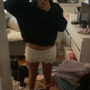 Vita spetsshorts - Vita spetsshorts, köpta i Thailand för ett par år sen, inte mycket använda men spetsen har släppt på ett par ställen, går säkert bara att sy fast med små stygn🌟🤩 