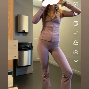 Lululemon set - Säljer mitt älskade lila lulu set i färgen levender lux💜storlek 2 i både byxor ock kofta inga defekter. köpta i mars alltså för 3 månader sen nypris 1580! Kan även sälja vattenflaska i samma färg vid intrese 