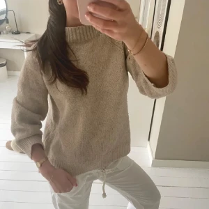Beige stickad tröja - Mysig beige stickad tröja med långa ärmar. Perfekt för lager-på-lager och chill dagar. Enkel och stilren design som passar till det mesta. Snygg att matcha med både jeans och mjukisbyxor. Storlek 164 men passar mig som har XS ❣️