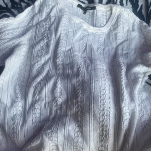 Vit tröja  - Vit tröja med super fina detaljer ! ❣️💞 Säljer då den ej används längre 