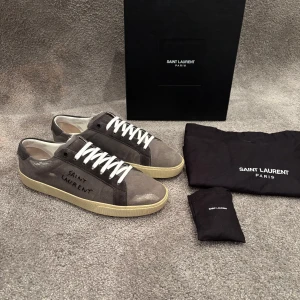 Saint Laurent skor  - Hej! Säljer nu dessa snygga och eftertraktade Saint Laurent Skor! Storlek 42! Skick 9,5/10 (inprincip helt nya) Ny pris= 8000 kr, säljs för 3999 kr! Allt OG medföljer vid köp= dust bag och box! Dessa skor är väldigt unika och väldigt svåra att få tag på
