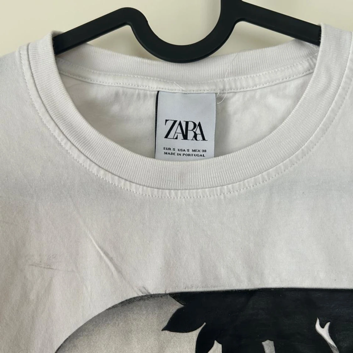 Vit t-shirt med dödskalletryck från Zara